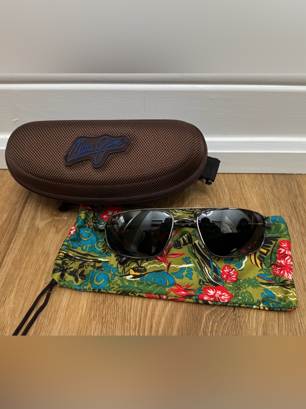Maui Jim Silver Aviator Sunglasses with brown hardshell case & tropical fabric
